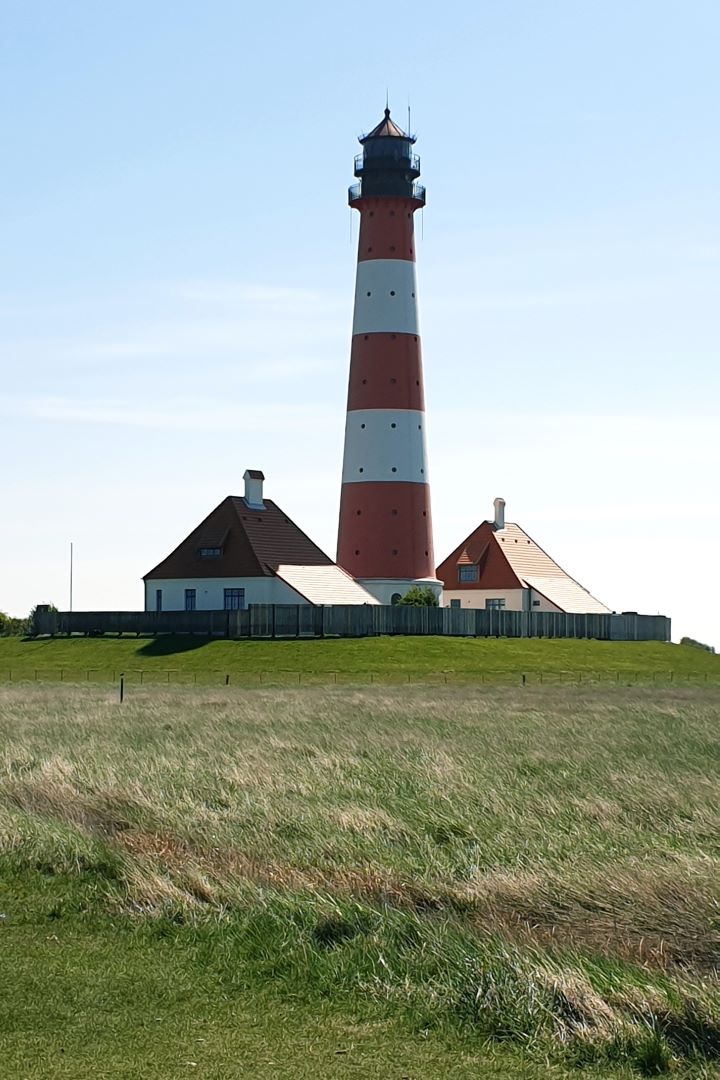 Der Leuchtturm Westerhever. Der liegt allerdings an der Nordsee auf der Halbinsel Eiderstedt